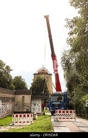 Am Montag den 18.09.2023 wurde das Dach der Düppler Mühle nach vielen Jahren ohne Dach mit einem 300 Tonner Kran aufgesetzt. Mit dem Dachstuhl der Düppler Mühle in Magdeburg-Olvenstedt geht es mit dem nächsten Bauabschnitt voran. Die Haube ist schnell fertig. Etwa 30 Mitglieder hat der Verein zum Erhalt der Düppler Mühle e.V. in Magdeburg Sachsen Anhalt. Vormontiert und zusammengebaut wird der Dachstuhl von einem Mühlebbaubetrieb in der Altmark. Eine die Düppler Mühle wird der Dachstuhl dann aber in Einzelteilen geliefert und vor Ort wieder zusammengebaut. Vier Fachleute haben seit Mai daran ge Stockfoto