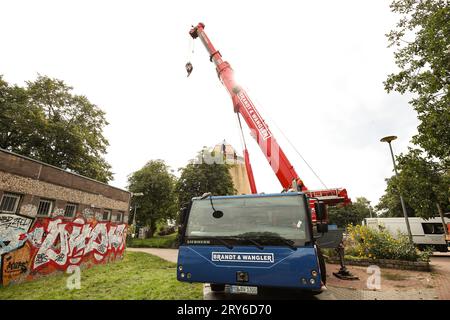 Am Montag den 18.09.2023 wurde das Dach der Düppler Mühle nach vielen Jahren ohne Dach mit einem 300 Tonner Kran aufgesetzt. Mit dem Dachstuhl der Düppler Mühle in Magdeburg-Olvenstedt geht es mit dem nächsten Bauabschnitt voran. Die Haube ist schnell fertig. Etwa 30 Mitglieder hat der Verein zum Erhalt der Düppler Mühle e.V. in Magdeburg Sachsen Anhalt. Vormontiert und zusammengebaut wird der Dachstuhl von einem Mühlebbaubetrieb in der Altmark. Eine die Düppler Mühle wird der Dachstuhl dann aber in Einzelteilen geliefert und vor Ort wieder zusammengebaut. Vier Fachleute haben seit Mai daran ge Stockfoto