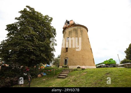 Am Montag den 18.09.2023 wurde das Dach der Düppler Mühle nach vielen Jahren ohne Dach mit einem 300 Tonner Kran aufgesetzt. Mit dem Dachstuhl der Düppler Mühle in Magdeburg-Olvenstedt geht es mit dem nächsten Bauabschnitt voran. Die Haube ist schnell fertig. Etwa 30 Mitglieder hat der Verein zum Erhalt der Düppler Mühle e.V. in Magdeburg Sachsen Anhalt. Vormontiert und zusammengebaut wird der Dachstuhl von einem Mühlebbaubetrieb in der Altmark. Eine die Düppler Mühle wird der Dachstuhl dann aber in Einzelteilen geliefert und vor Ort wieder zusammengebaut. Vier Fachleute haben seit Mai daran ge Stockfoto