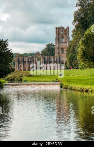 Blick auf die romantische mittelalterliche Fountains Abbey, Ripon, North Yorkshire, Großbritannien Stockfoto