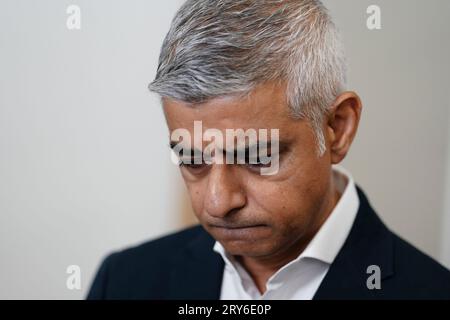 Der Bürgermeister von London Sadiq Khan spricht mit den Medien im Wellness Centre in Croydon, Süd-London, nach dem Mord an der 15-jährigen Elianne Andam, die am Mittwochmorgen erstochen wurde. Herr Khan hat sich mit den Führern der Croydon-Gemeinde im Rahmen des MyEnds-Programms seiner Einheit zur Verringerung der Gewalt, zusammen mit Jugendbetreuern, Jugendlichen und der Polizei über die Arbeit getroffen, die sie zur Unterstützung der Gemeinschaft leisten. Bilddatum: Freitag, 29. September 2023. Stockfoto