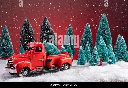 Ein weihnachtsbaum auf einem Vintage-Truck im Schnee Stockfoto