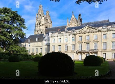 Fassade des Museums der Schönen Künste von der anderen Seite des Gartens mit den Glockentürmen der Kathedrale hinter Tours Indre-et-Loire France Stockfoto