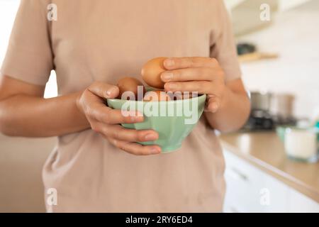 Die Hand zieht ein Ei heraus, um Rührei zu machen Stockfoto