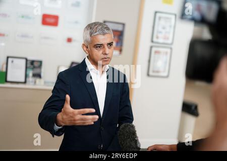 Der Bürgermeister von London Sadiq Khan spricht mit den Medien im Wellness Centre in Croydon, Süd-London, nach dem Mord an der 15-jährigen Elianne Andam, die am Mittwochmorgen erstochen wurde. Herr Khan hat sich mit den Führern der Croydon-Gemeinde im Rahmen des MyEnds-Programms seiner Einheit zur Verringerung der Gewalt, zusammen mit Jugendbetreuern, Jugendlichen und der Polizei über die Arbeit getroffen, die sie zur Unterstützung der Gemeinschaft leisten. Bilddatum: Freitag, 29. September 2023. Stockfoto