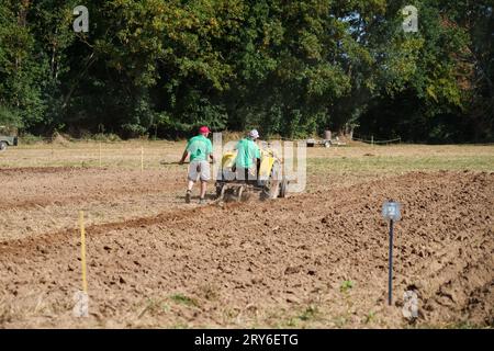 Wettbewerber auf dem Gebiet der traditionellen Landmaschinen, die in einem Pflügerwettbewerb stattfinden. Stockfoto