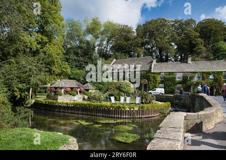 Bibury ist ein charmantes, typisches Dorf in Cotswold, nur eine kurze Autofahrt von Cirencester entfernt. Stockfoto
