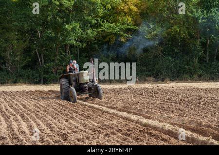 Wettbewerber auf dem Gebiet der traditionellen Landmaschinen, die in einem Pflügerwettbewerb stattfinden. Stockfoto