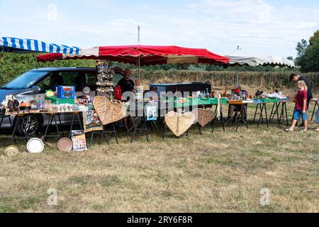 Ein Stand bei einem französischen Autoschuhverkauf Stockfoto