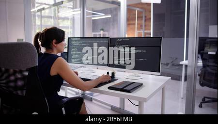 Software-Programmierer Oder Coder Frau Mit Office-Computer Stockfoto