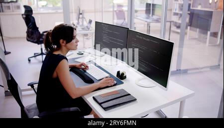 Software-Programmierer Oder Coder Frau Mit Office-Computer Stockfoto