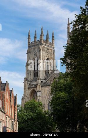 Die Kathedrale von York wurde von der Straßenebene in North Yorkshire aus gesehen Stockfoto