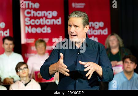 Hamilton, Schottland, Großbritannien. 29. September 2023. Der Vorsitzende der Labour Party, Sir Keir Starmer, schloss sich Anas Sarwar, Michael Shanks und Jackie Baillie für eine schottische Labour-Kundgebung vor den Nachwahlen in Rutherglen und Hamilton West nächste Woche an. Die Scottish Labour Party hofft, den Sitz der SNP zu übernehmen. Pic; Sir Keir Starmer. Iain Masterton/Alamy Live News Stockfoto