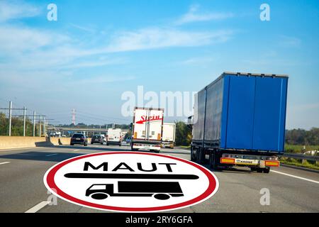 Symbolbild LKW-Maut: LKW-Verkehr auf der A 5 bei Frankfurt und das Verkehrszeichen 390 für Mautpflicht *** Symbol-Bild Lkw-Mautverkehr auf der A5 bei Frankfurt und das Verkehrszeichen 390 zur Mautpflicht Copyright: xx Credit: Imago/Alamy Live News Stockfoto