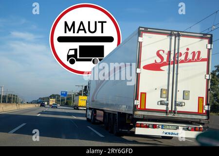 Symbolbild LKW-Maut: LKW-Verkehr auf der A 5 bei Frankfurt und das Verkehrszeichen 390 für Mautpflicht *** Symbol-Bild Lkw-Mautverkehr auf der A5 bei Frankfurt und das Verkehrszeichen 390 zur Mautpflicht Copyright: xx Credit: Imago/Alamy Live News Stockfoto