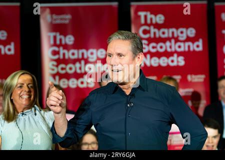 Hamilton, Schottland, Großbritannien. 29. September 2023. Der Vorsitzende der Labour Party, Sir Keir Starmer, schloss sich Anas Sarwar, Michael Shanks und Jackie Baillie für eine schottische Labour-Kundgebung vor den Nachwahlen in Rutherglen und Hamilton West nächste Woche an. Die Scottish Labour Party hofft, den Sitz der SNP zu übernehmen. Pic; Sir Keir Starmer. Iain Masterton/Alamy Live News Stockfoto