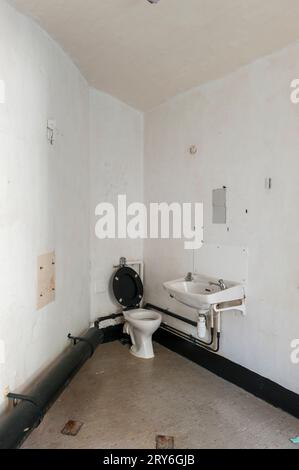 Das Innere einer Gefängniszelle im inzwischen stillgelegten HMP Lancaster Castle, Lancashire, Großbritannien Stockfoto