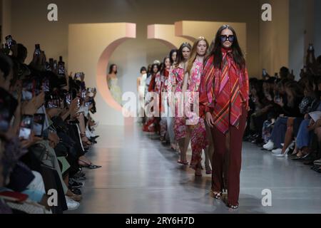 Paris, Frankreich. September 2023 29. Ein Model nimmt am Freitag, den 29. September 2023, während Leonards Show im Rahmen der Fashion Week 2024 in Paris auf den Laufsteg. Foto von Maya Vidon-White/UPI Credit: UPI/Alamy Live News Stockfoto