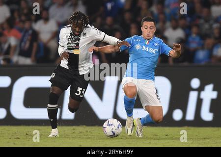 Neapel, Italien. 27. September 2023. Jordan Zemura von Udinese Calcio tritt mit Giacomo Raspadori von SSC Napoli während des Spiels der Serie A um den Ball an Stockfoto