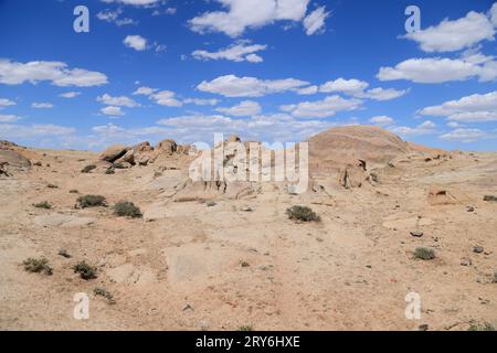 Typische winderodierte Felsen in der Wüste Gobi in der Mongolei Stockfoto