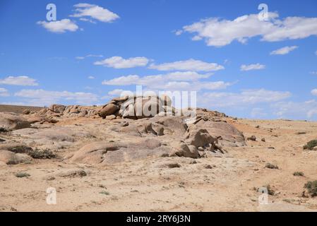 Typische winderodierte Felsen in der Wüste Gobi in der Mongolei Stockfoto