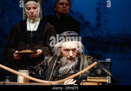 Michael Gambon (Galileo Galilei) in THE LIFE OF GALILEO von Bertolt Brecht am Olivier Theatre, National Theatre (NT), London 13/08/1980, übersetzt von Howard Brenton Bühnenbild: Jocelyn Herbert Kostüme: Jocelyn Herbert & Stephen Skaptason Beleuchtung: Andy Phillips Regisseur: John Dexter Stockfoto