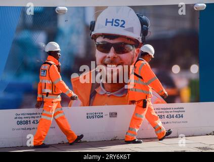 London, England, Großbritannien. September 2023 29. Arbeiter gehen vor der HS2-Baustelle am Bahnhof Euston. High Speed 2 ist nach wie vor mit Problemen behaftet, da Berichte auftauchen, dass die Regierung die Strecke nach Manchester abschneiden könnte. Aufgrund der steigenden Kosten kam es im Eisenbahnnetz zu wiederholten Verzögerungen. (Bild: © Vuk Valcic/ZUMA Press Wire) NUR REDAKTIONELLE VERWENDUNG! Nicht für kommerzielle ZWECKE! Stockfoto