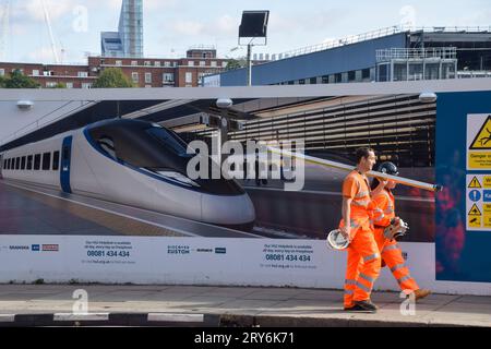 London, England, Großbritannien. September 2023 29. Arbeiter gehen vor der HS2-Baustelle am Bahnhof Euston. High Speed 2 ist nach wie vor mit Problemen behaftet, da Berichte auftauchen, dass die Regierung die Strecke nach Manchester abschneiden könnte. Aufgrund der steigenden Kosten kam es im Eisenbahnnetz zu wiederholten Verzögerungen. (Bild: © Vuk Valcic/ZUMA Press Wire) NUR REDAKTIONELLE VERWENDUNG! Nicht für kommerzielle ZWECKE! Stockfoto