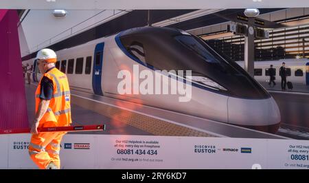 London, Großbritannien. 29. September 2023. Ein Arbeiter geht vor der HS2-Baustelle am Bahnhof Euston. High Speed 2 ist nach wie vor mit Problemen behaftet, da Berichte auftauchen, dass die Regierung die Strecke nach Manchester abschneiden könnte. Das Eisenbahnnetz hat aufgrund der steigenden Kosten immer wieder Verzögerungen erlebt. Quelle: Vuk Valcic/Alamy Live News Stockfoto