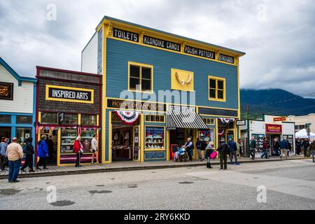 Geschäfte, die den Tourismus am Broadway in Skagway, Alaska, USA, versorgen, 4. Juli 2023. Stockfoto