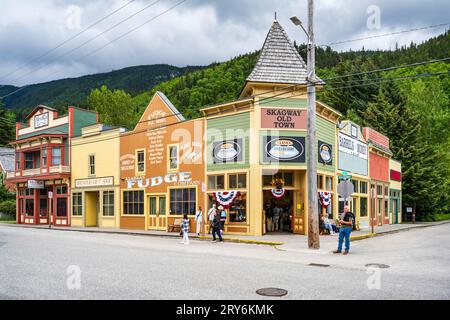 Geschäfte, die sich auf den Broadway in Skagway, Alaska, USA, konzentrieren Stockfoto