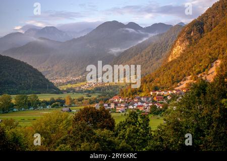 Panoramablick auf die Julischen Alpen bei Sonnenuntergang mit kleinen Städten in Horizont Stockfoto