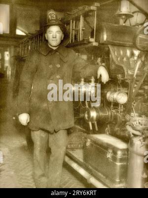 Feuerwehrmann Anfang 1900, Feuerwehrauto Anfang 1900, Feuerwehrmann, Vintage Feuerwehrauto Stockfoto