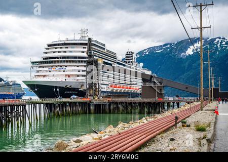 Das Kreuzfahrtschiff der Holland America Line, MS Koningsdam (2016), legte im Hafen von Skagway, Alaska, USA, an. Stockfoto