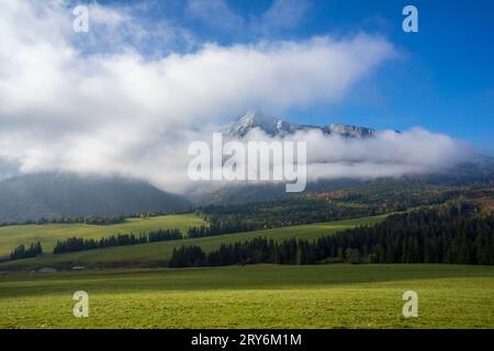 Gipfel der Belianske Tatra unter den Wolken. Strednica, Zdiar, Slowakei. Stockfoto