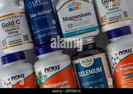 Vitamine, Mineralien und Mikronährstoffe aus iHerb. Viele verschiedene Gläser. Biologisch aktive Lebensmittelzusatzstoffe. Nahrungsergänzungsmittel online kaufen. Arzneimittel für die Gesundheit. Kiew, Ukraine – 13. Juli 2023. Stockfoto