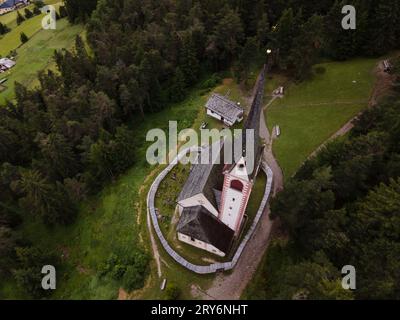 Foto aufgenommen mit einer DJI Drohne der St. Ulrich Kirche in Italien Stockfoto