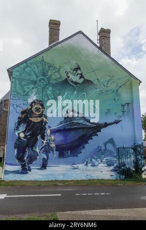 Ein Wandbild von Jules Verne in Le Crotoy, dem kleinen französischen Fischerort, in dem er einst lebte. Stockfoto