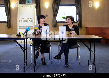 Die georgische Sängerin Nani Bregvadze und ihre Tochter Eka Mamaladze halten eine Pressekonferenz im Hotel Bakkara. März 2016. Kiew, Ukraine Stockfoto