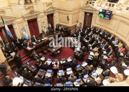 Buenos Aires, Argentinien. September 2023 28. Nach einer ausführlichen Debatte verabschiedete der Senat der Nation am 28. September 2023 in Buenos Aires (Argentinien) die Reform des Einkommensteuergesetzes. Das Gesetz wurde vom derzeitigen Wirtschaftsminister und Präsidentschaftskandidat für Unión por la Patria, Sergio Massa, übermittelt (Foto: Esteban Osorio/SIPA USA). Quelle: SIPA USA/Alamy Live News Stockfoto