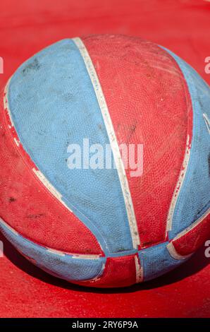 Roter und blauer Basketball auf einer roten Spielfläche Stockfoto