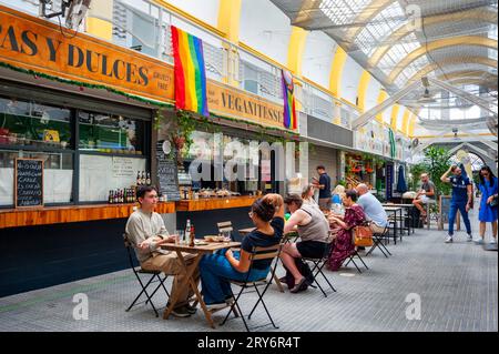 Sevilla, Spanien, Leute essen trinken in Loca Tapas, vegetarisches Restaurant, auf dem öffentlichen Markt 'El Arenal Market', Terrasse; in der Altstadt, Stockfoto