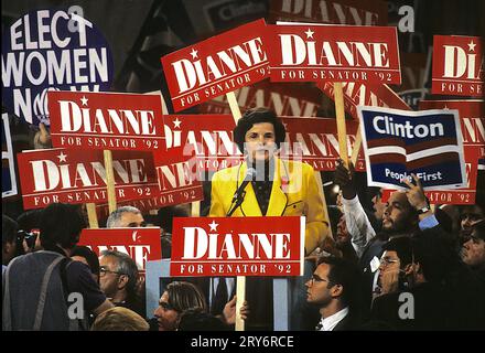 New York, New York, USA, 13. Juli 1992 Dianne Feinstein, die Bürgermeisterin von San Francisco, spricht vor dem Democratic National Convention. Im November 1992 wurde sie in den Senat gewählt. Credit: Mark Reinstein/MediaPunch Stockfoto