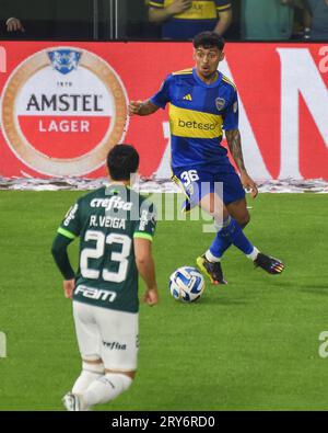 Buenos Aires, Argentinien. September 2023 28. Cristian Medina von Boca Juniors während des Copa Libertadores Matches, Halbfinale, Leg 1, zwischen Boca Juniors und Palmeiras spielte im La Bombonera Stadium am 28. September 2023 in Buenos Aires, Spanien. (Foto: Santiago Joel Abdala/PRESSINPHOTO) Credit: PRESSINPHOTO SPORTS AGENCY/Alamy Live News Stockfoto