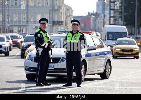 Zwei Verkehrspolizisten stehen in der Nähe des Autos auf der Straße. Polizeibeamte auf der Straße, Verkehrspolizist Stockfoto