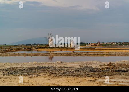 Blick über die Salinen von Marsala mit seinen Windmühlen, Sizilien, Italien Stockfoto