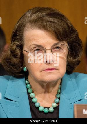 Die US-Senatorin Dianne Feinstein (Demokratische Partei Kaliforniens) befragt die Zeugen während der offenen Anhörung des US-Senats Select Committee on Intelligence mit dem Titel „Desinformation: A Primer in Russian Active Measures and Influence Campaigns“ auf dem Capitol Hill in Washington, DC, am Donnerstag, den 30. März 2017.Credit: Ron Sachs/CNP /MediaPunch Stockfoto