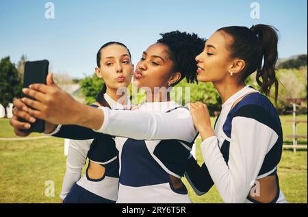 Field, Frauen oder Cheerleadern im Team-Selfie bei einem Spiel mit Unterstützung beim Sporttraining, Training oder Fitnesstraining. Sportlerinnen, Teamwork oder jung Stockfoto