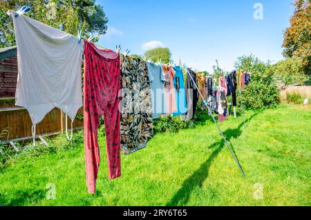 Waschen Trocknen draußen auf einer Waschleine. Die Kleidung trocknet in der Herbstsonne schnell. Stockfoto