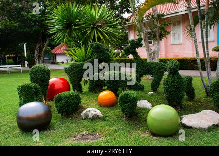 Inneneinrichtung Gartenarbeit mit modernen zeitgenössischen Kunsthandwerk im Garten Terrasse des Ratchaburi National Museum für thailänder ausländische Reisende Trav Stockfoto